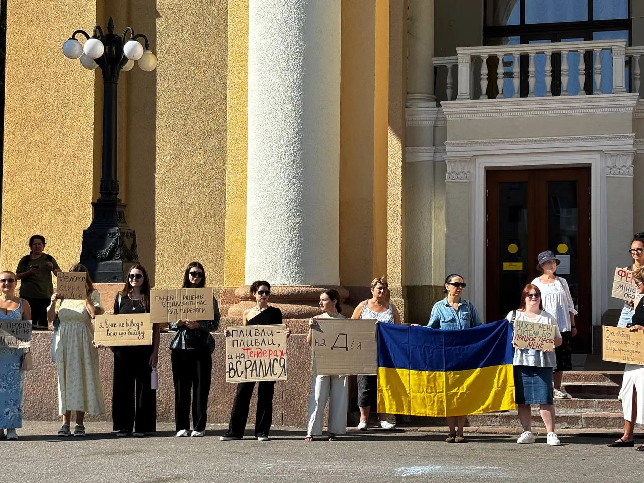 «Міняйте полонених, а не Федорова»: полтавці вийшли на мітинг проти відставки міністра оборони