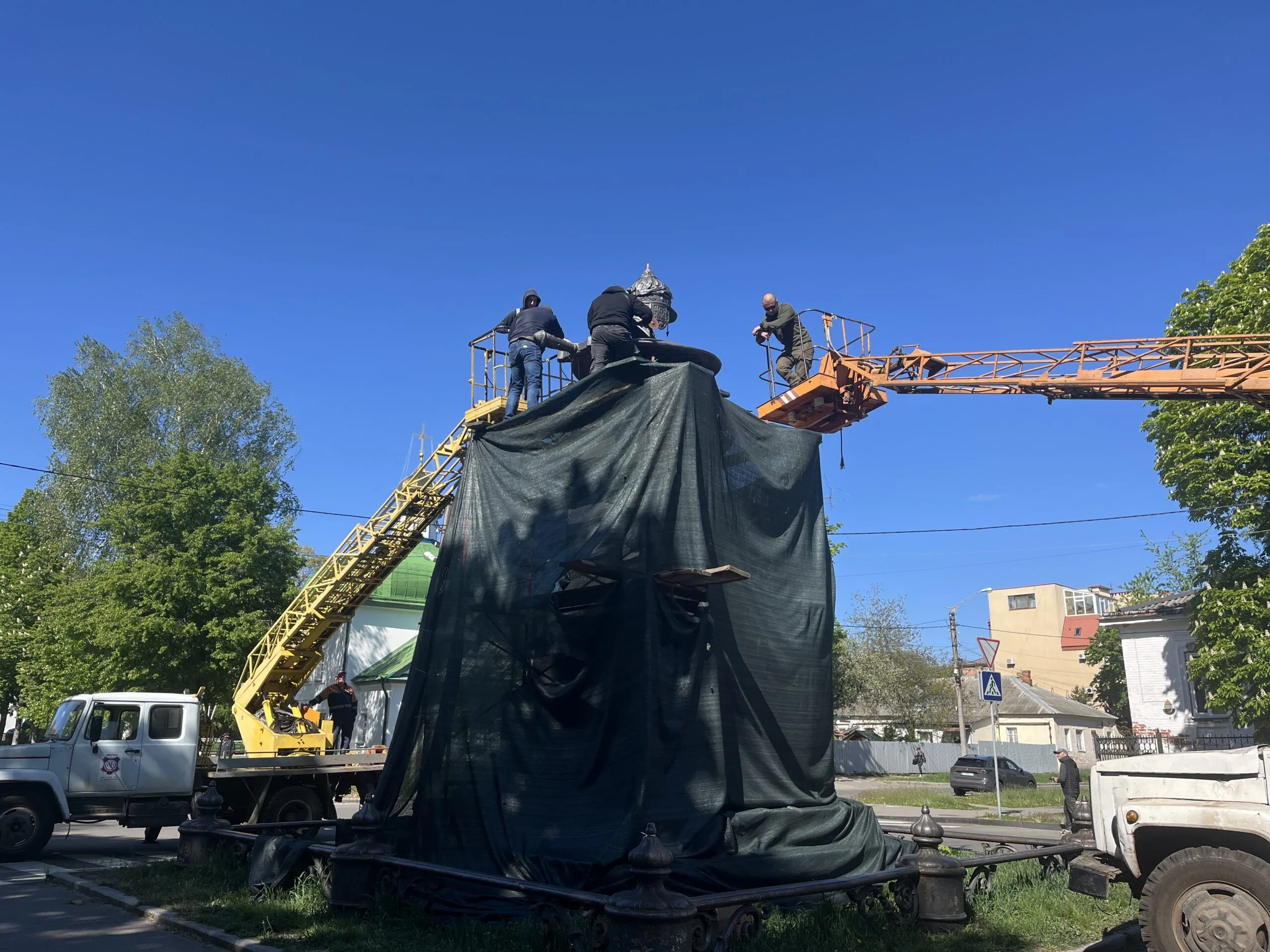У Полтаві почали демонтаж пам’ятника на місці відпочинку Петра І