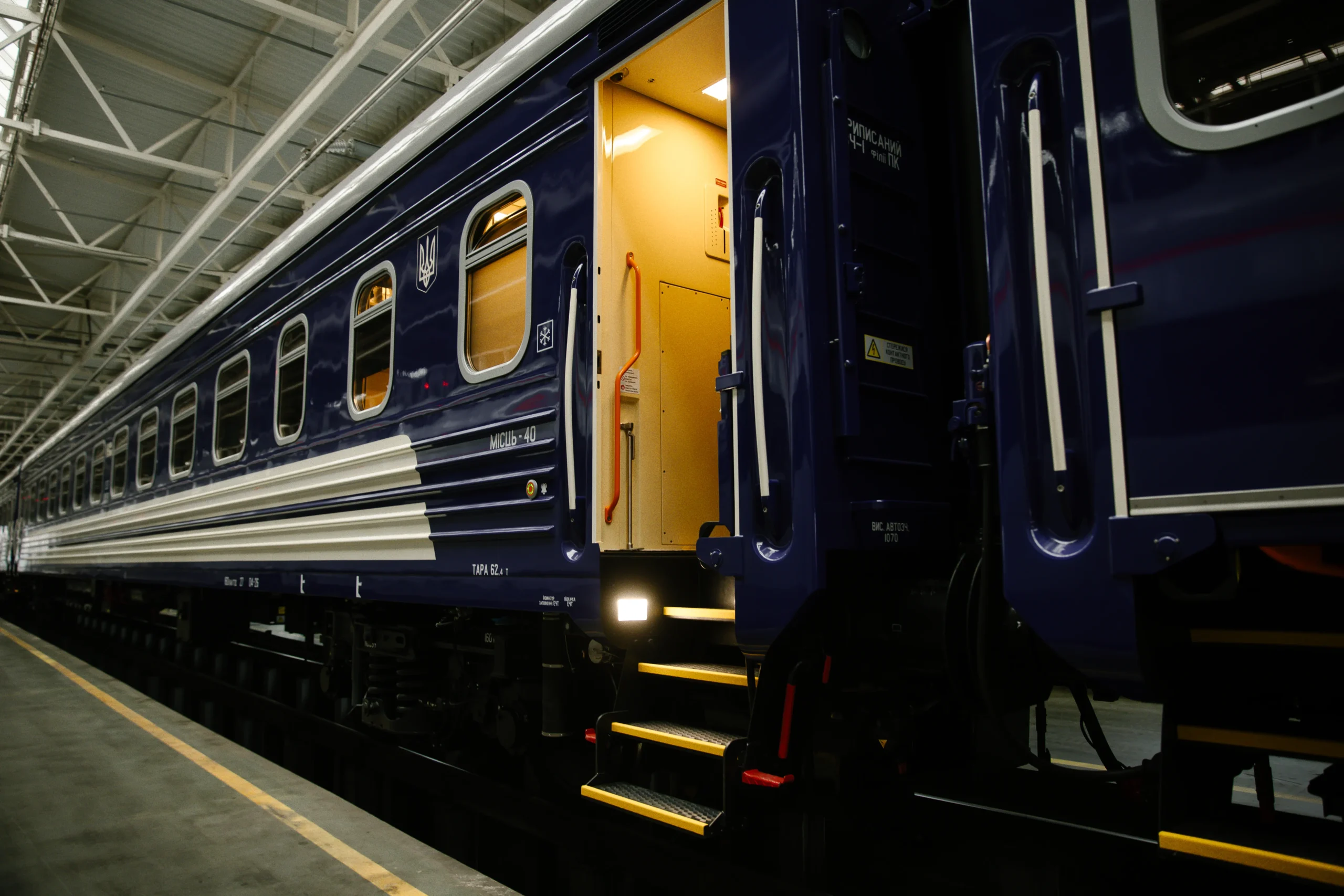 «Укрзалізниця» отримала шість нових вагонів, збудованих на заводі на Полтавщині