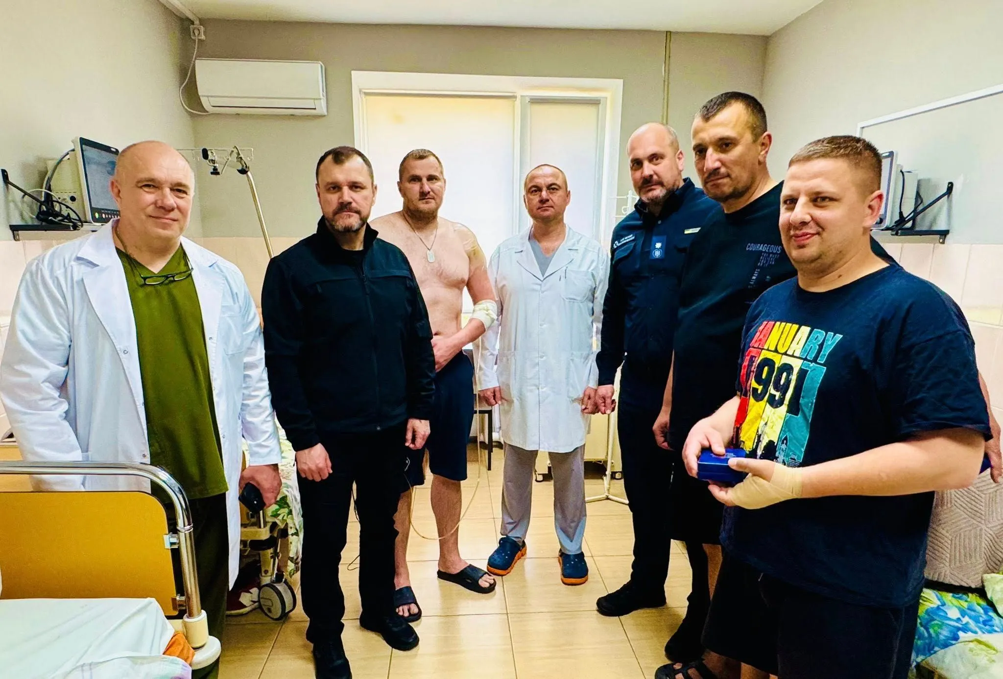 Полтавські медики, які лікували поранених внаслідок обстрілу рятувальників, отримали нагороди