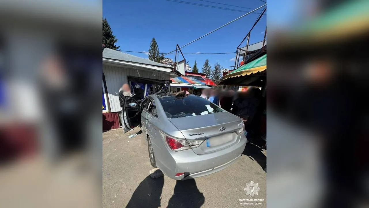 У Полтаві п’яний водій врізався в кіоск і павільйон