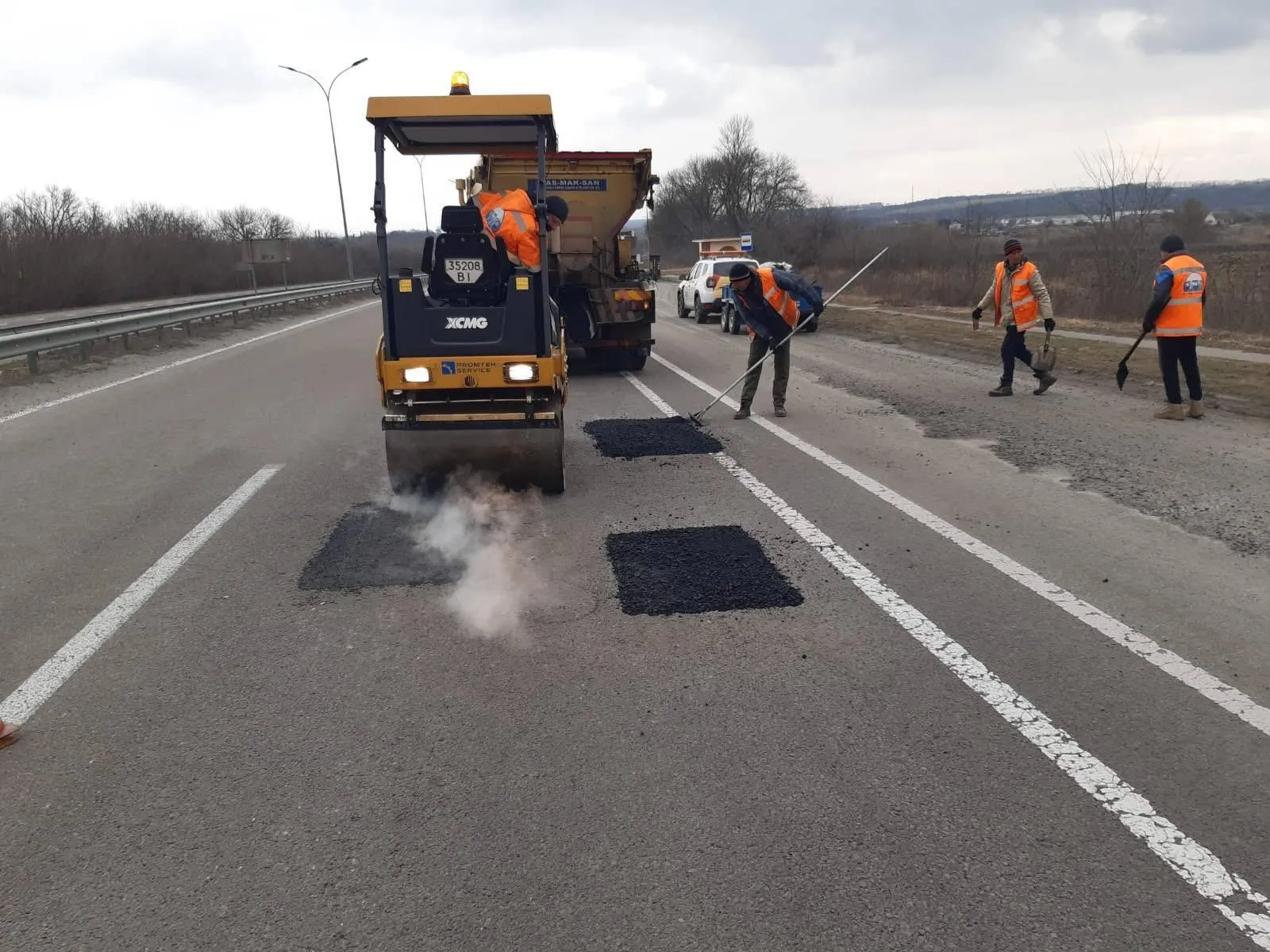 На чотирьох дорогах державного значення Полтавщини виконують ямковий ремонт
