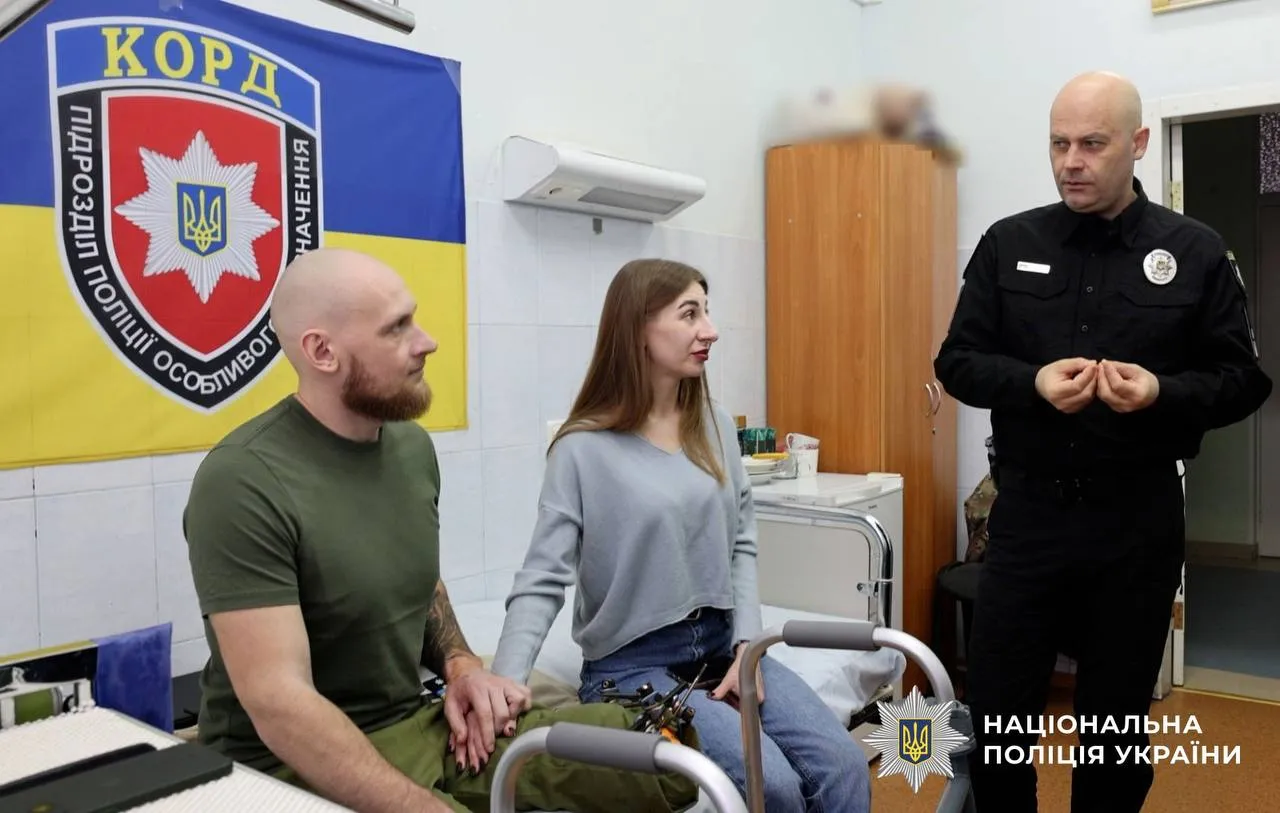 Пораненому бійцю поліції Полтавщини Максиму Камузу вручили погони капітана