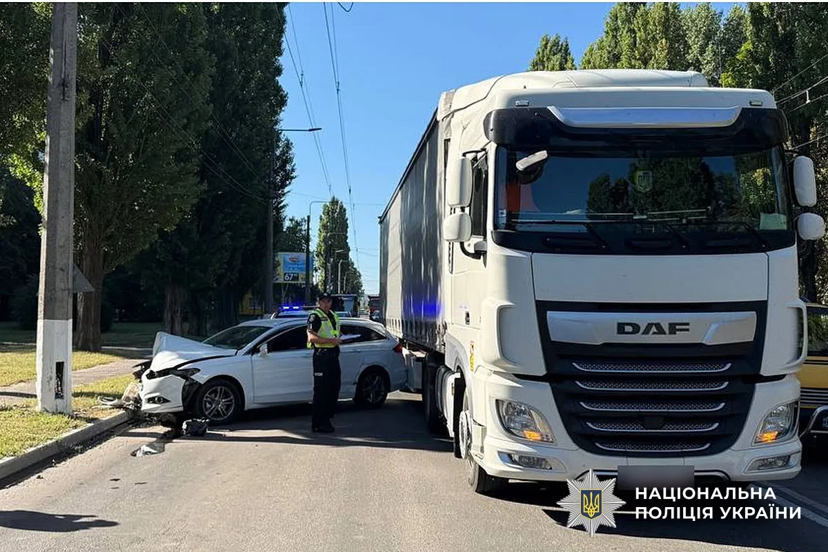 У Кременчуці вантажівка зіткнулася з легковиком, є поранений