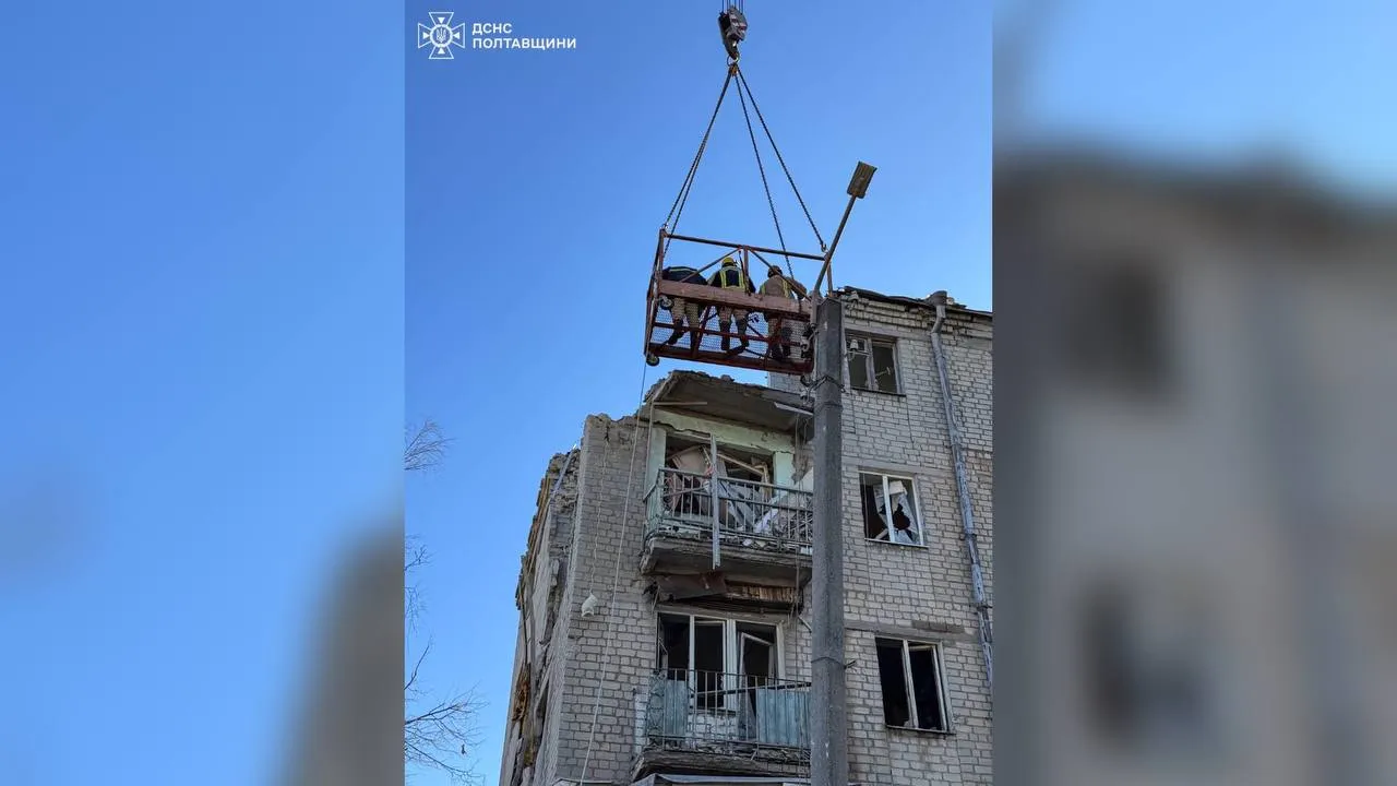Рятувальники з Полтавщини допомагали розбирати завали після удару в Харкові
