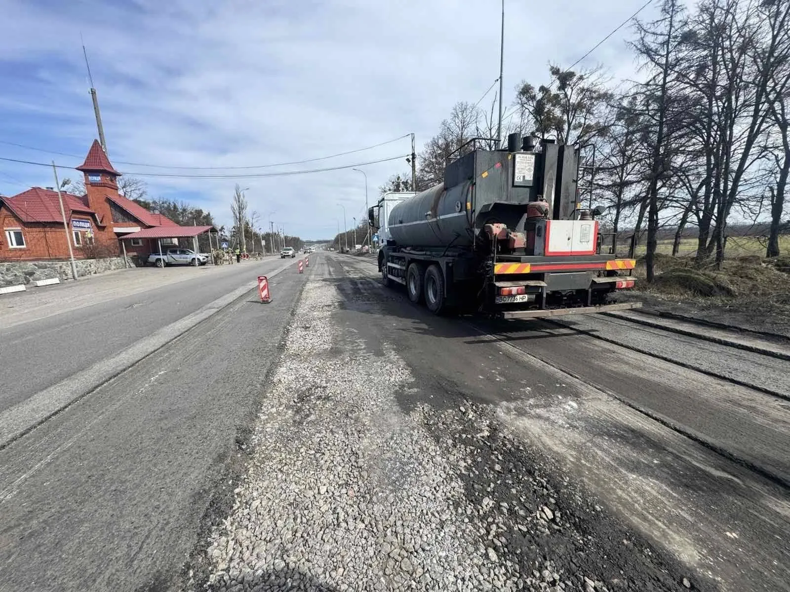 У Полтавській області ремонтують одну з найпошкодженіших ділянок дороги в бік Харкова