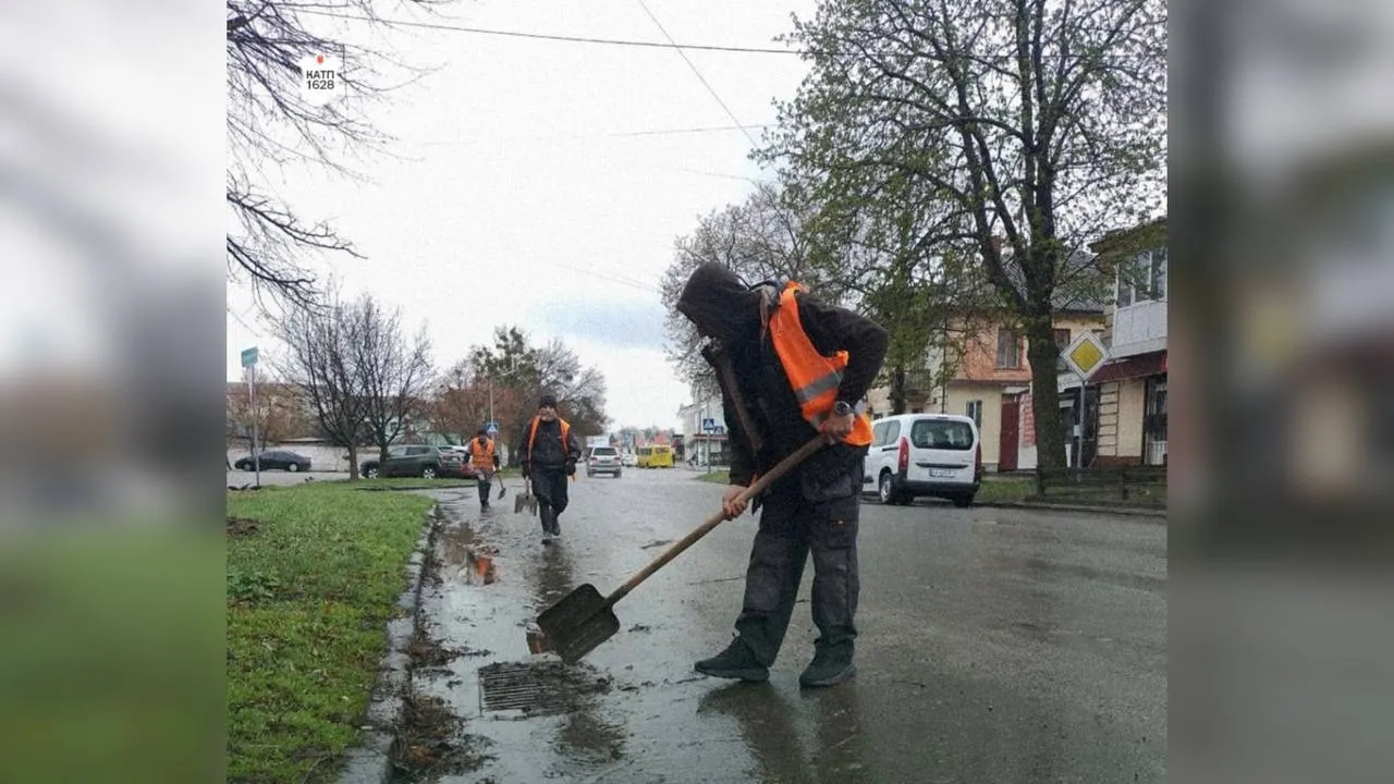 Полтавські комунальники чистять ливнівки через негоду