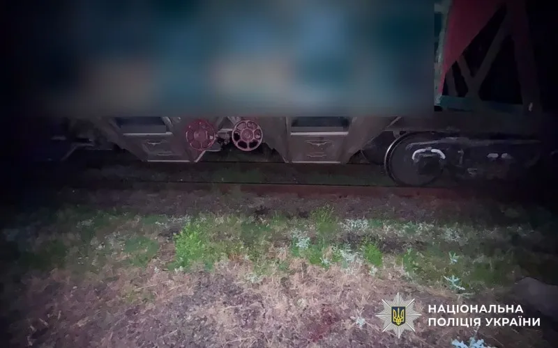 У Кременчуці двох підлітків, які вилізли на вагон, вразило струмом