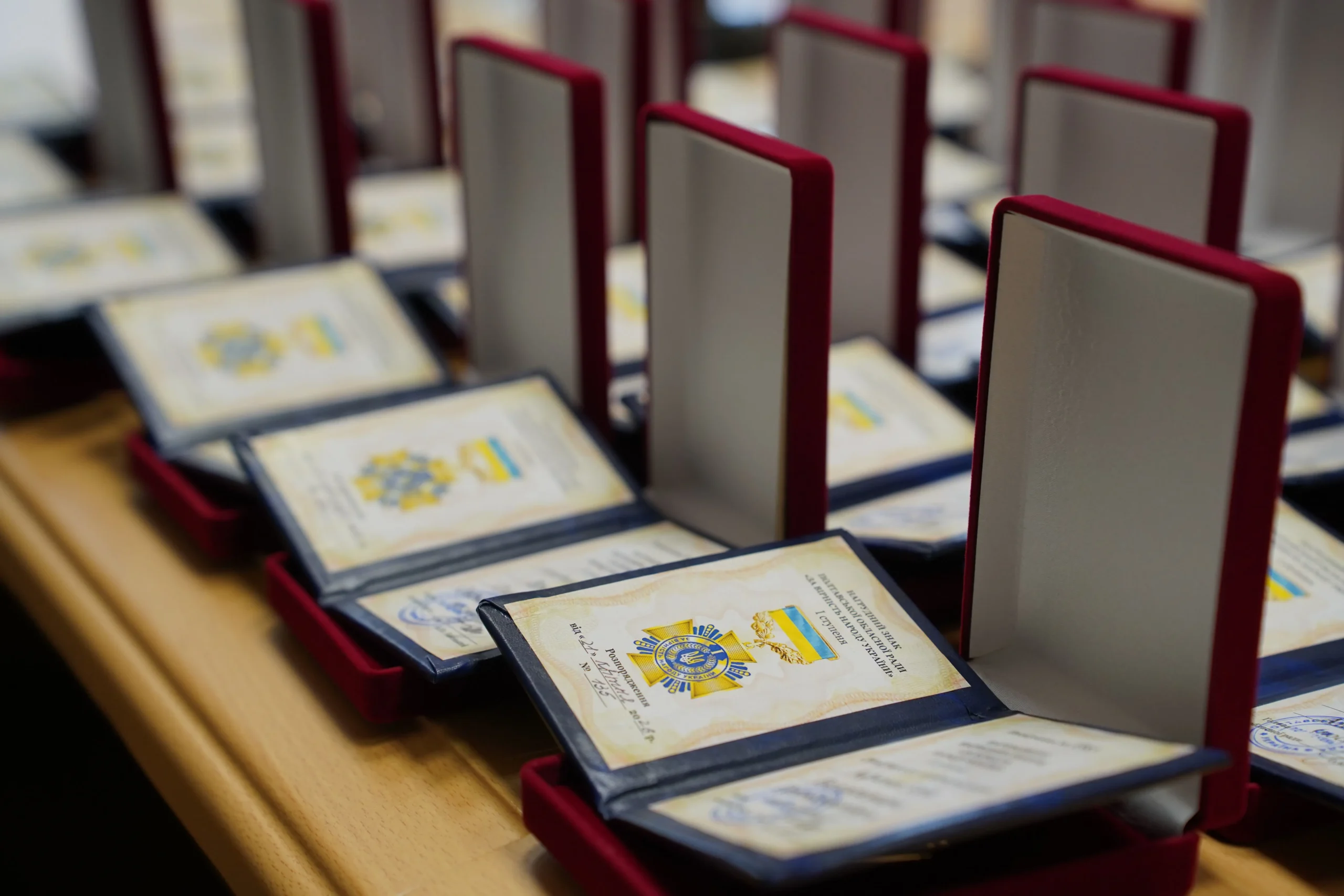 У Полтаві родинам полеглих захисників передали нагороди