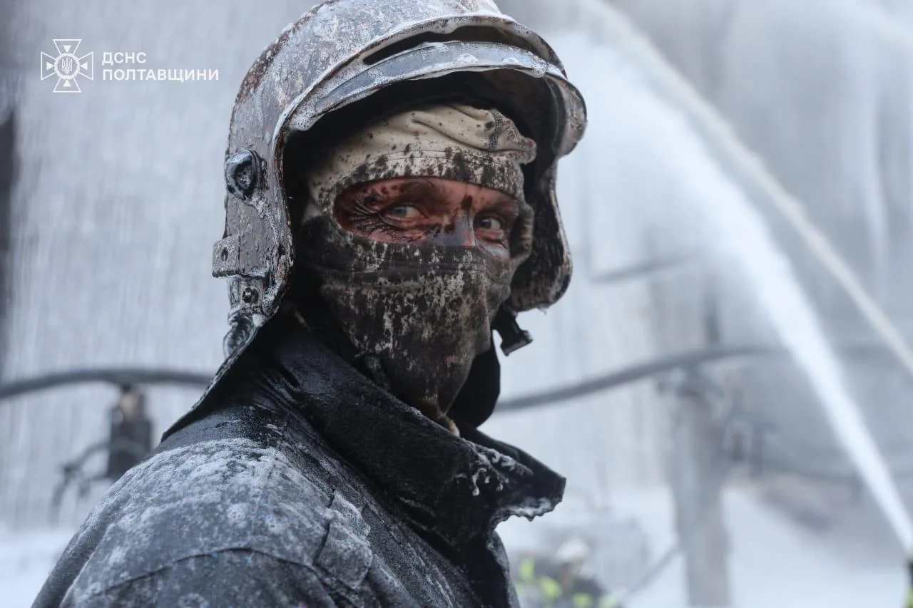 Майже 200 надзвичайників ліквідовують наслідки ворожої атаки по Полтавщині (ФОТО)