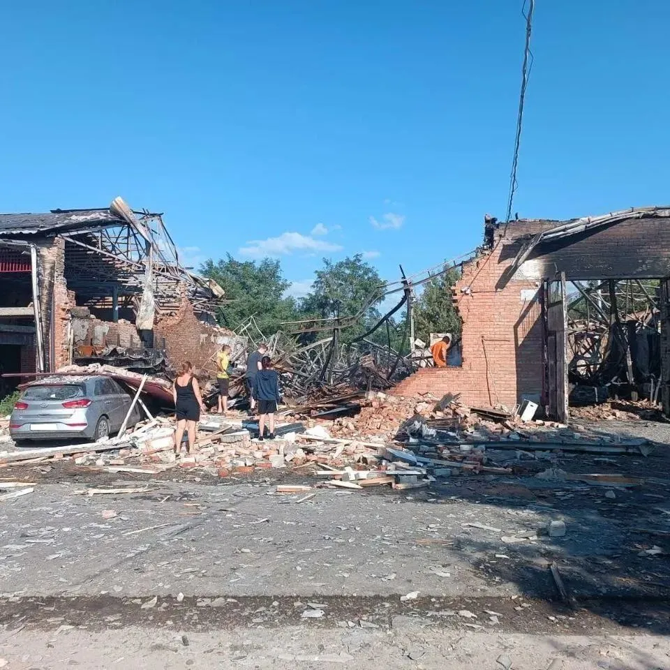 Російський безпілотник зруйнував автомагазин і СТО в Миргороді. ФОТО