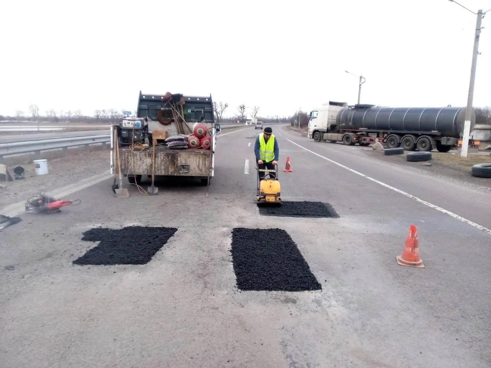 Дороги Полтавщини після зими ремонтують холодним асфальтобетоном