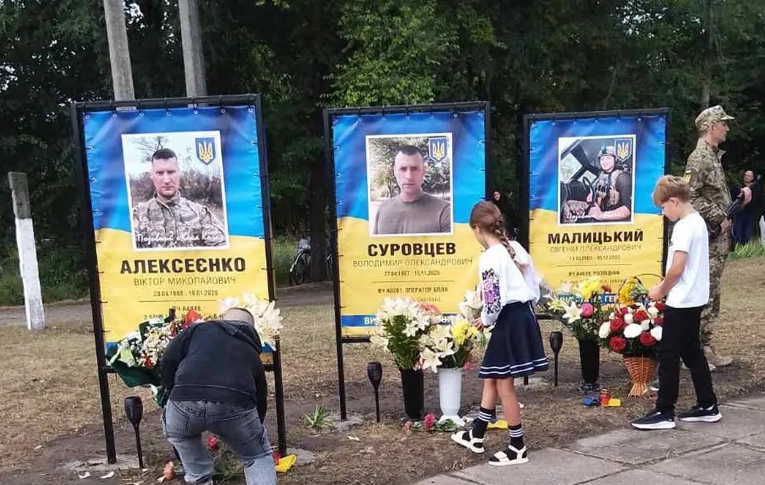 У селі Кобеляцької громади встановили портрети полеглих захисників