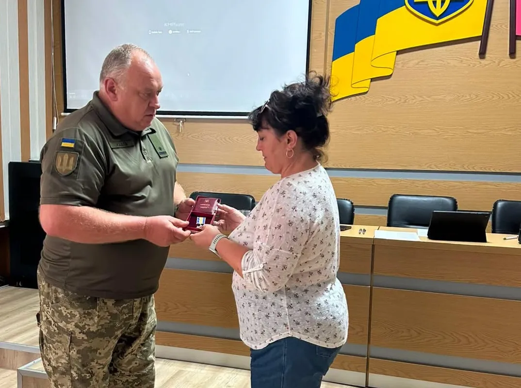 Родині полеглого воїна з Полтавщини передали його посмертну нагороду