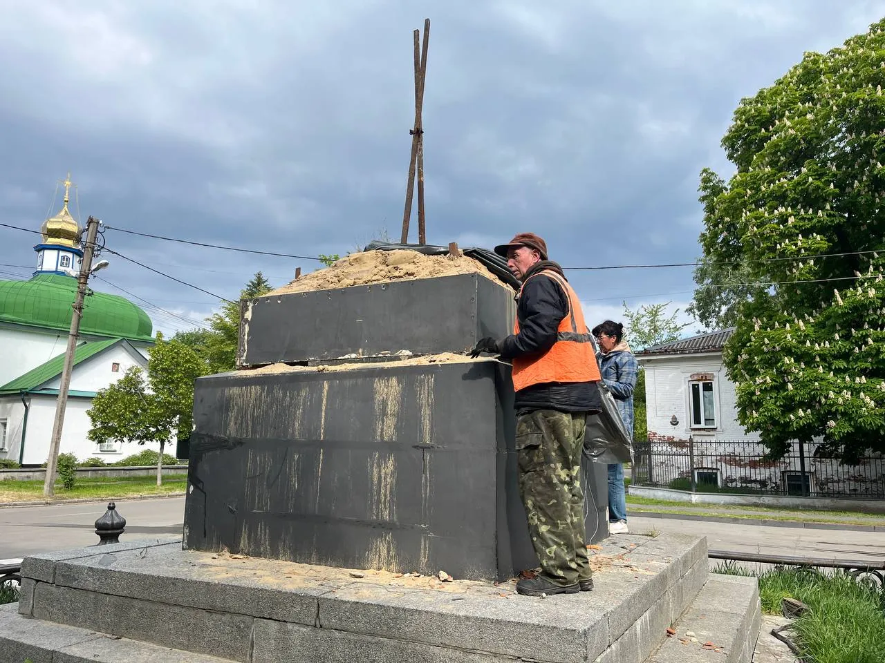 У Полтаві триває демонтаж пам’ятника на місці відпочинку Пьотра І