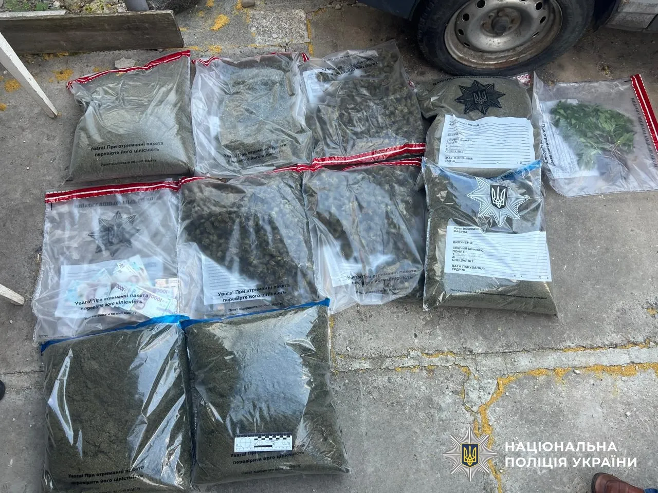 У Полтавському районі затримали двох чоловіків, підозрюваних у продажі наркотиків