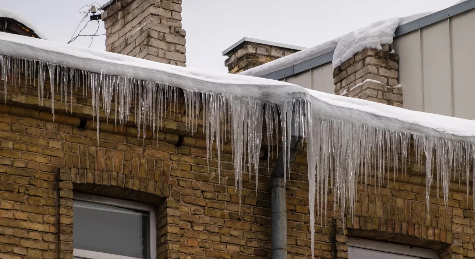 У Полтаві уклали договір на очищення дахів від бурульок і снігу