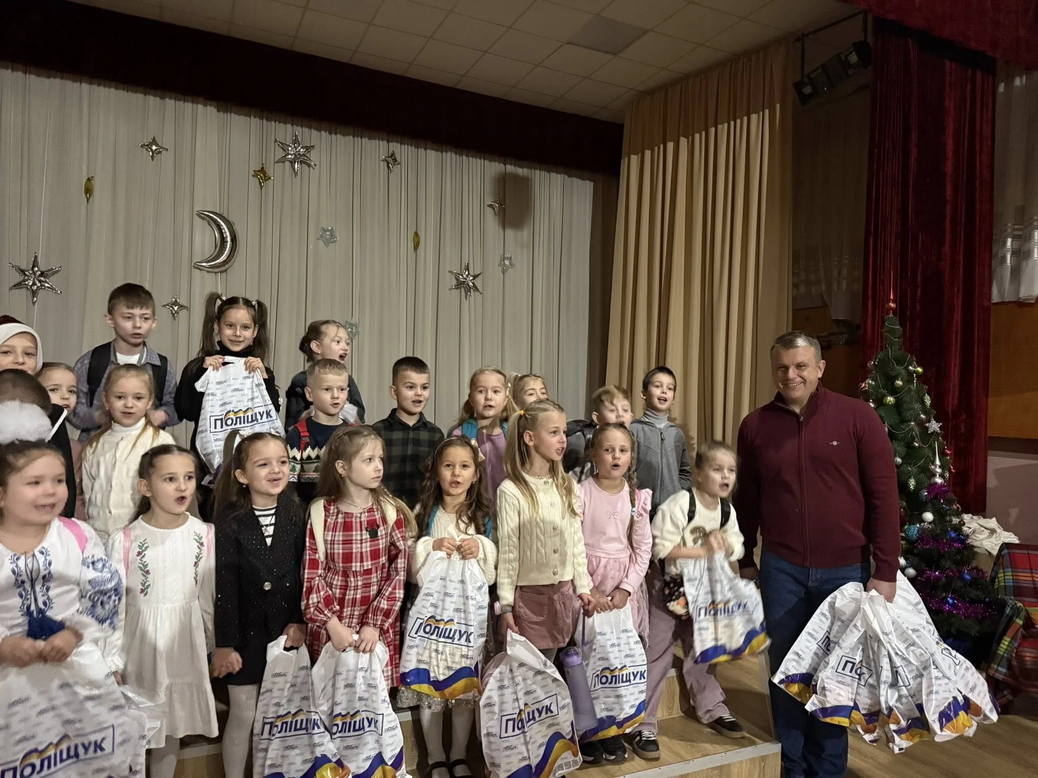 Суд закрив справу полтавського депутата, який роздавав школярам подарунки зі своїм прізвищем