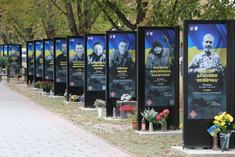 На Каштановій алеї планують встановити ще 192 стели із портретами захисників