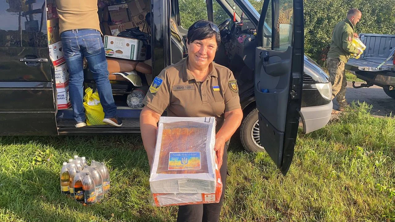 «Без нашої підтримки хлопці не витримають»: волонтерка з Полтавщини розповіла, як возить допомогу під ворожими обстрілами