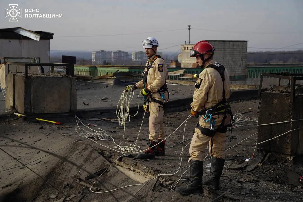 Рятувальники Полтавщини ліквідовують наслідки удару по багатоповерхівці