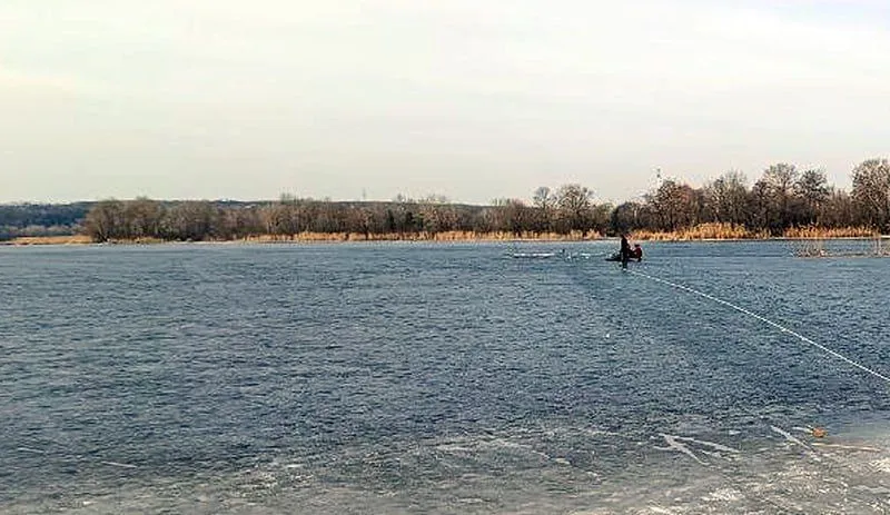 Заїхав велосипедом на лід: у Горішніх Плавнях знайшли тіло рибалки, який провалився під кригу