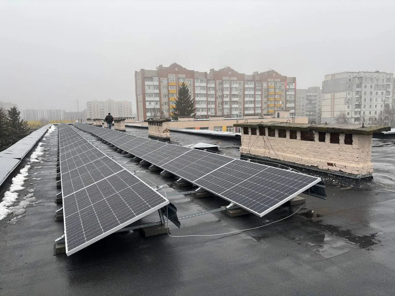 У Миргороді на даху ліцею встановили сонячну електростанцію