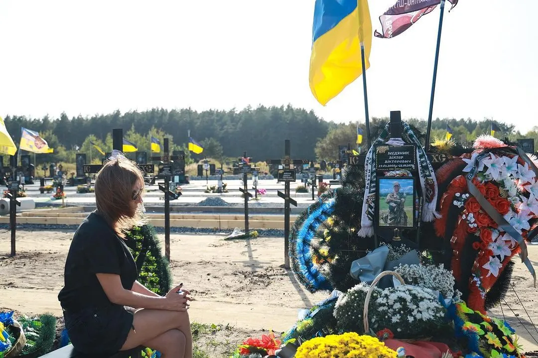 «Хочу, щоб пам’ять про нього була в поколіннях полтавців, він дуже любив це місто»: мама полеглого захисника Віктора Медяника
