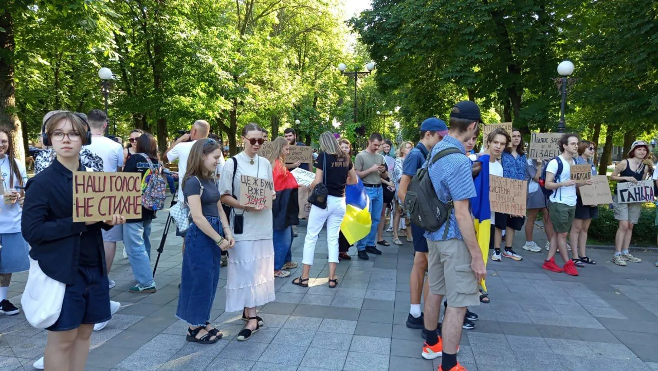 У Кременчуці влаштували мітинг проти закону, який позбавляє незалежності НАБУ та САП