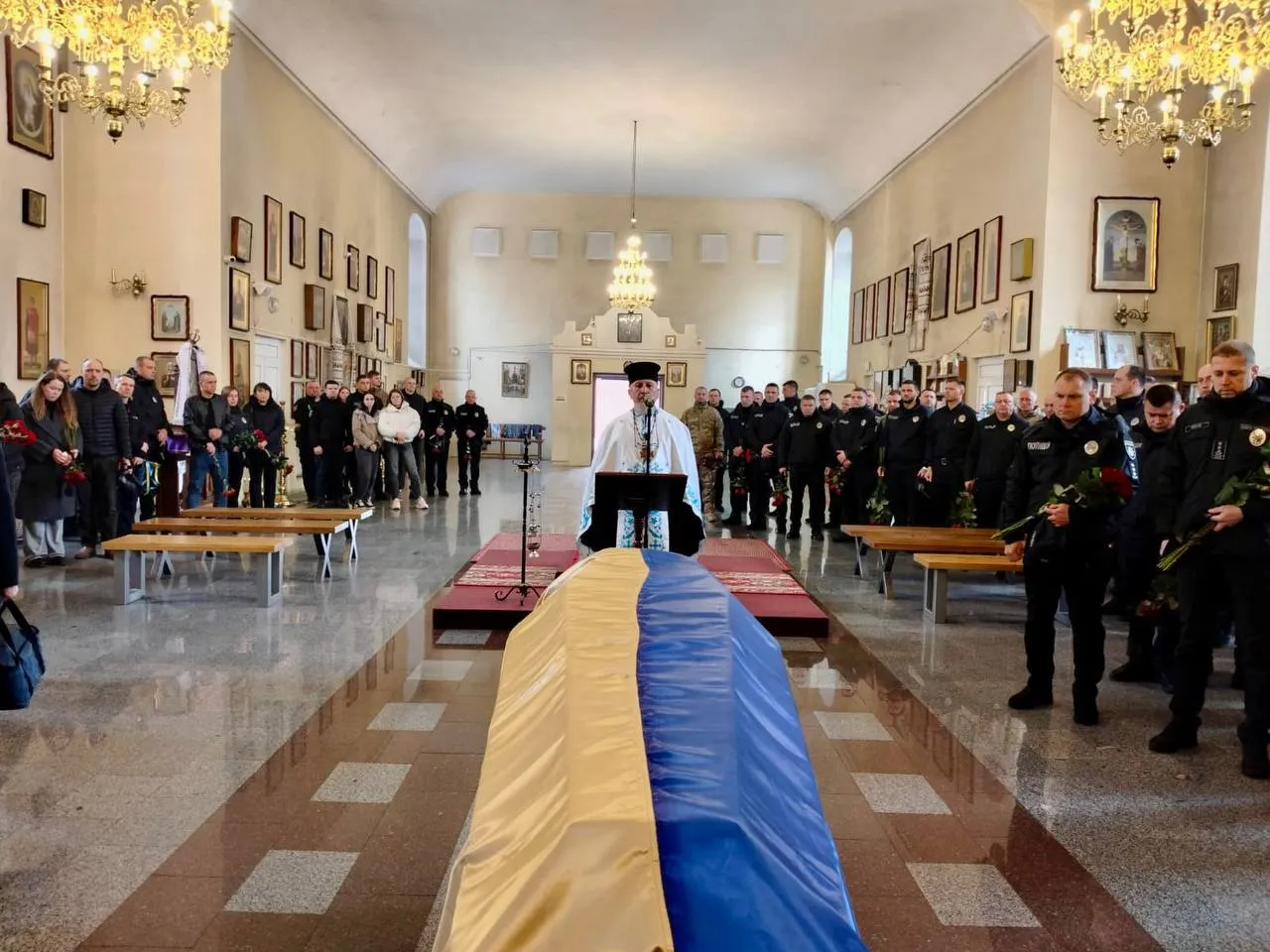 На Полтавщині попрощалися із поліцейським, який загинув на війні