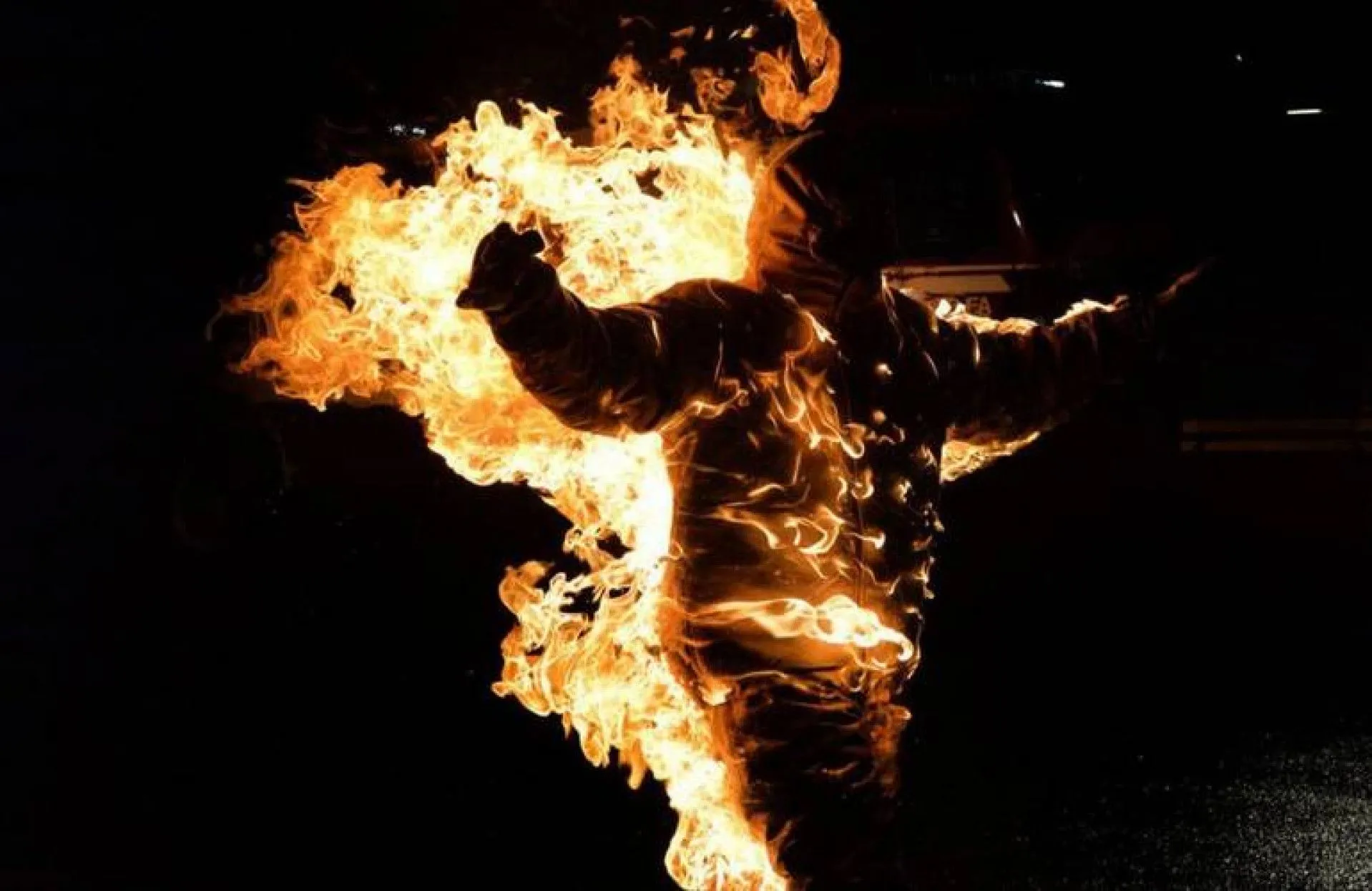 У Полтавській ОВА чоловік скоїв самопідпал