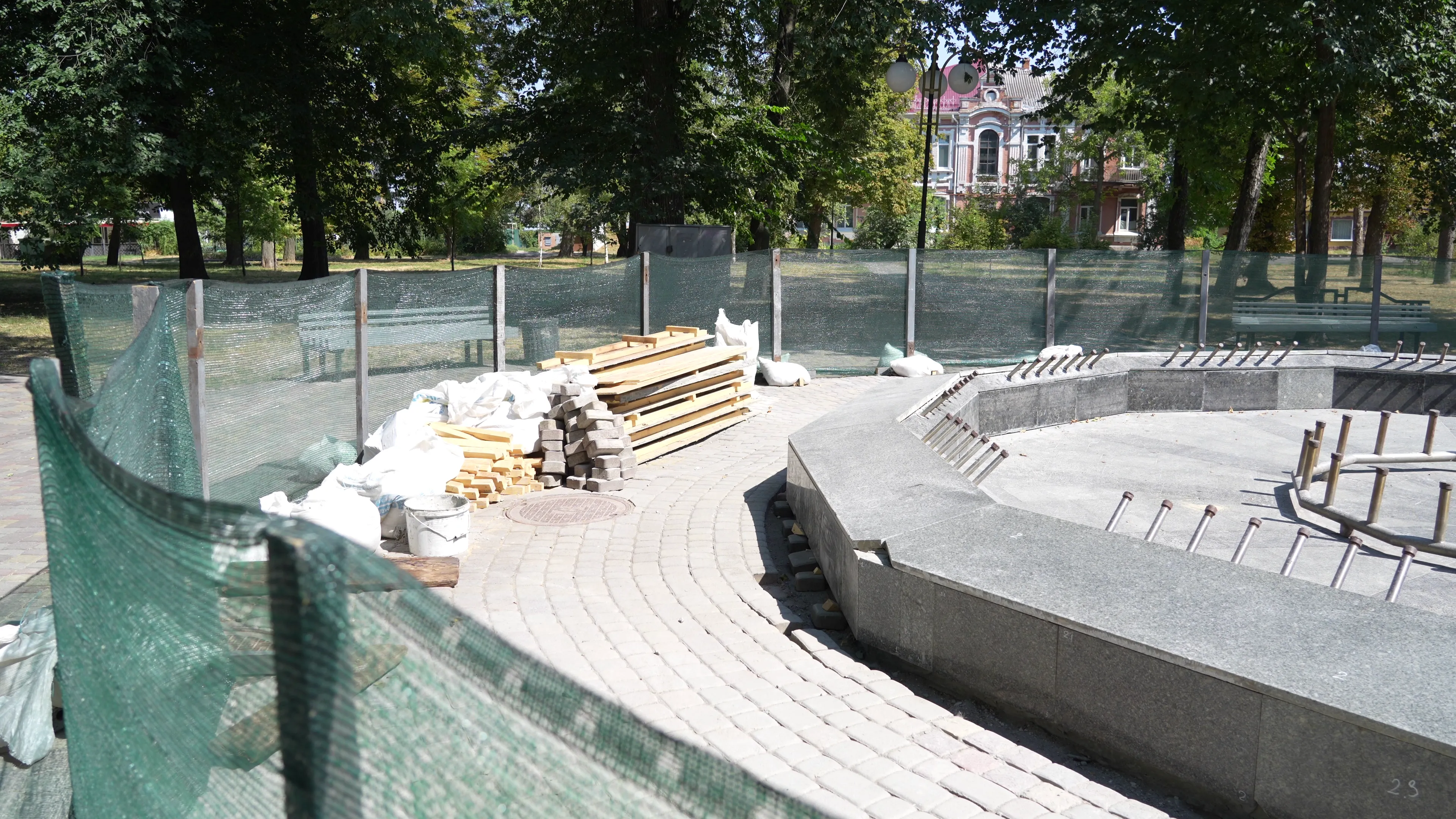 Фонтан на Соборному майдані в Полтаві обіцяють запустити протягом двох тижнів