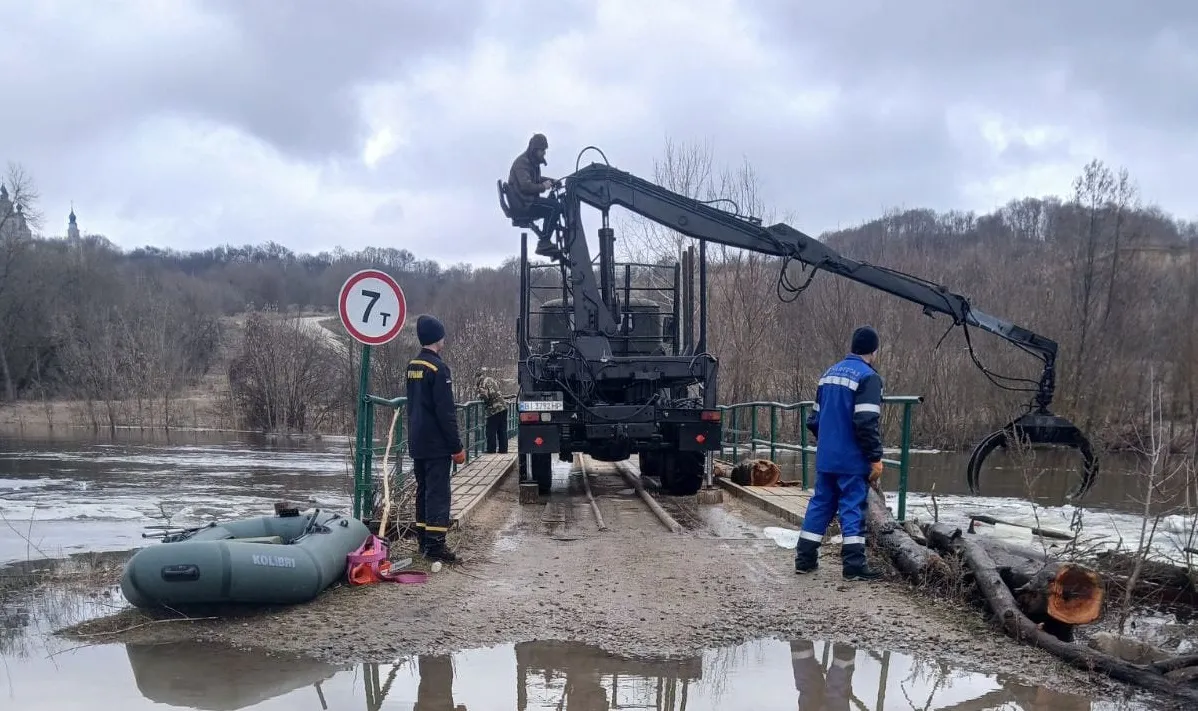 У Великобудищанській громаді підтопило міст, яким їздить транспорт