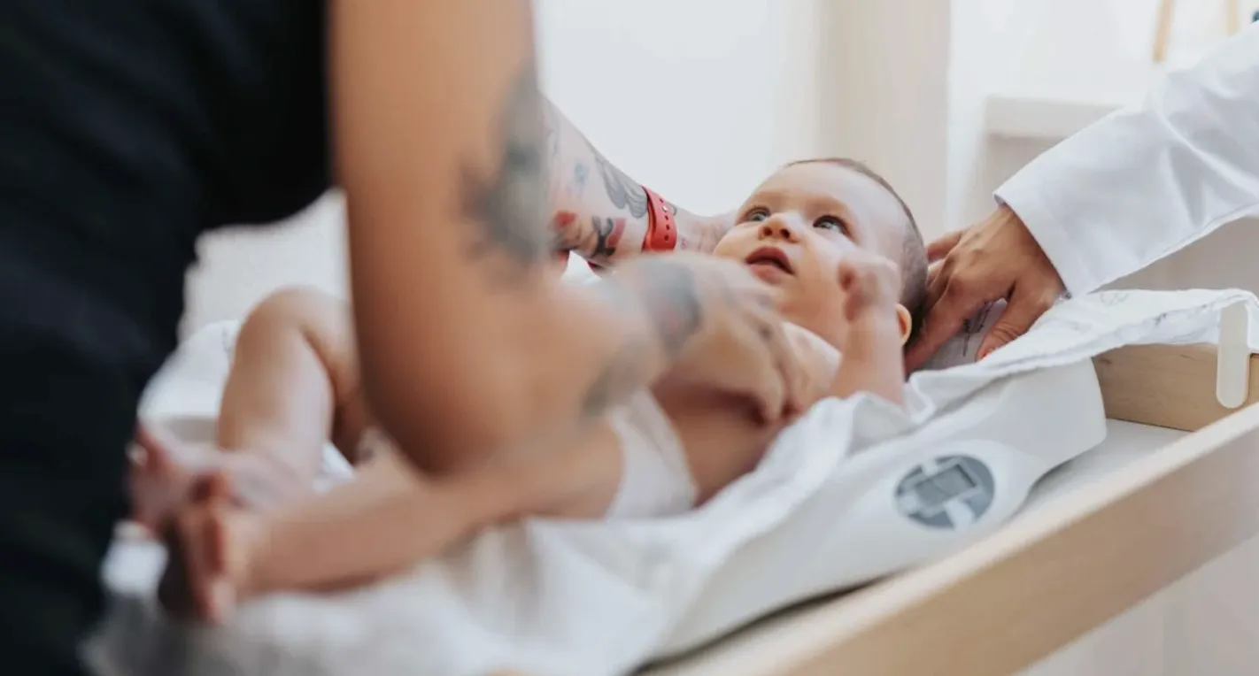 Турбота про найменших: практичні поради батькам-новачкам щодо вибору товарів першої необхідності