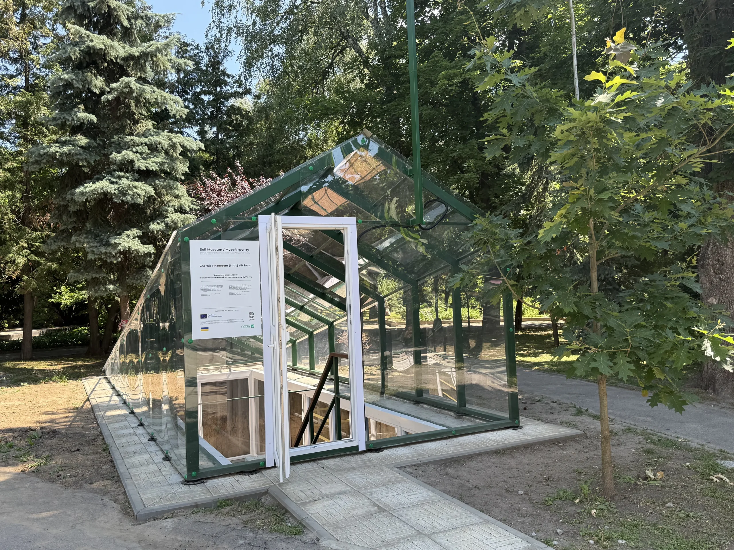 На глибині близько десяти тисяч років: у Полтаві відкрили перший в Україні музей живого ґрунту 