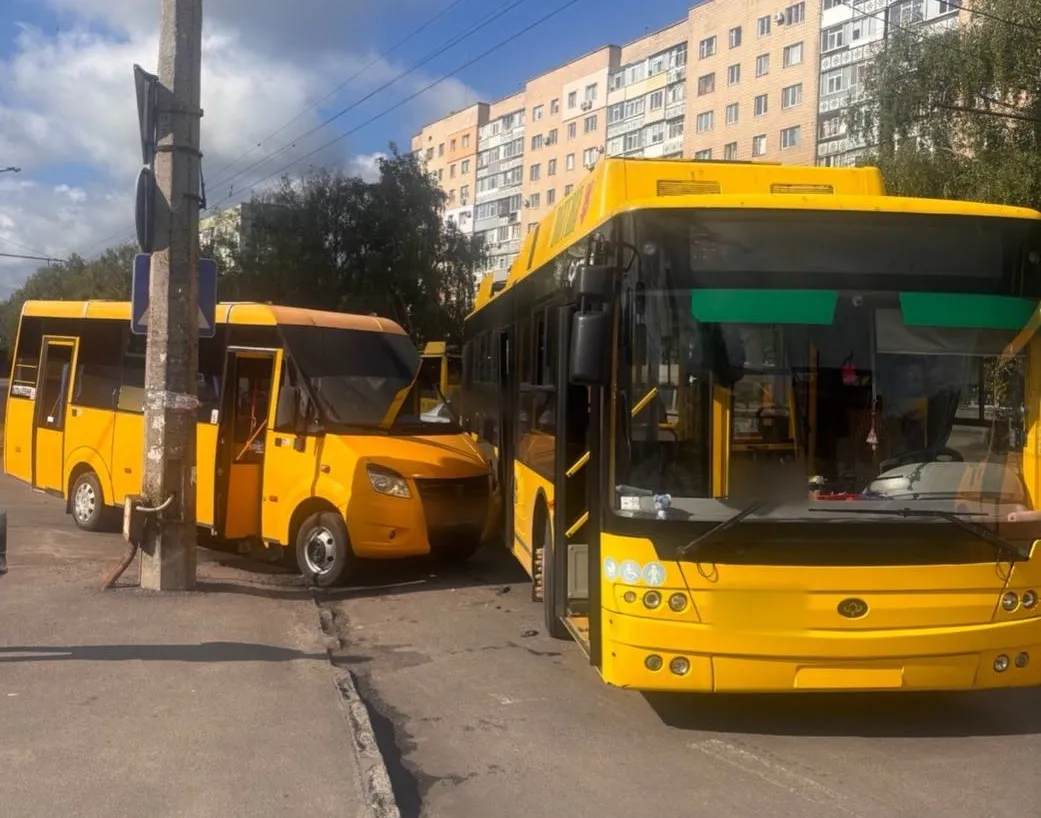 У Полтаві маршрутка зіткнулась із тролейбусом