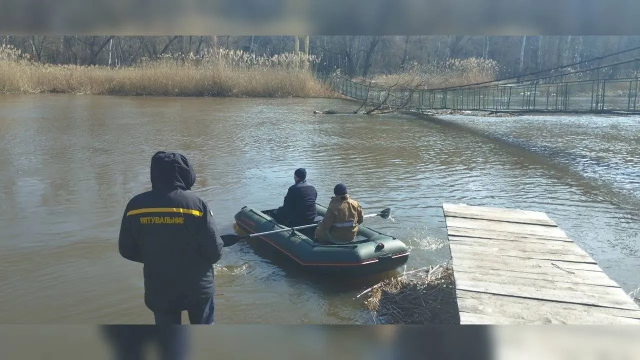 На Полтавщині рятувальники запобігли пошкодженню підвісного мосту