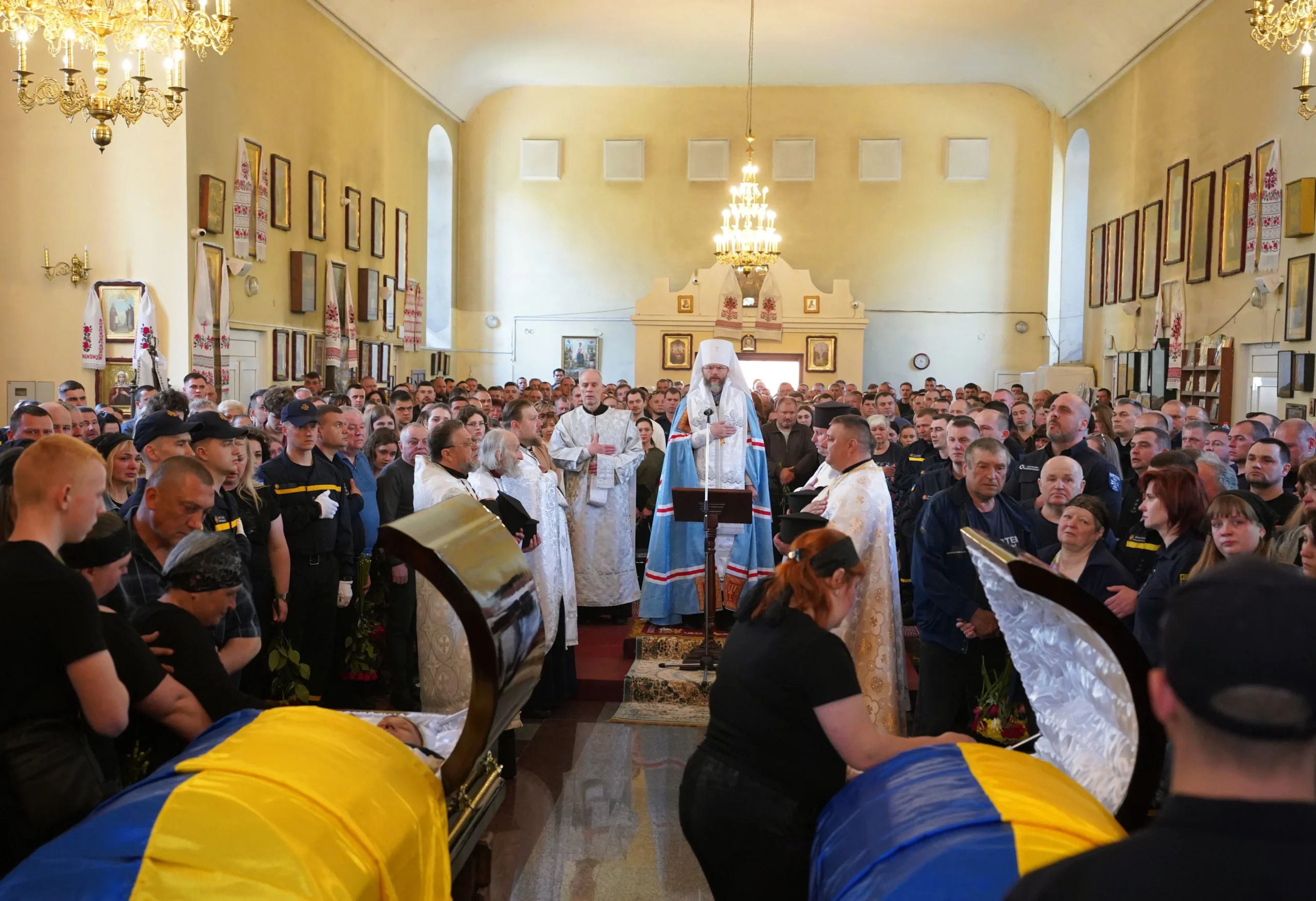 У Полтаві попрощалися із рятувальниками, які загинули від ворожого ракетного удару