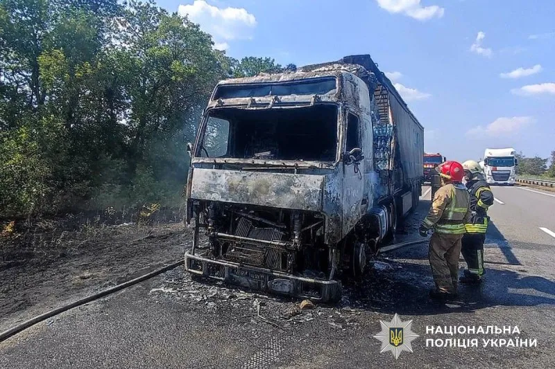 На Полтавщині під час руху загорілася вантажівка