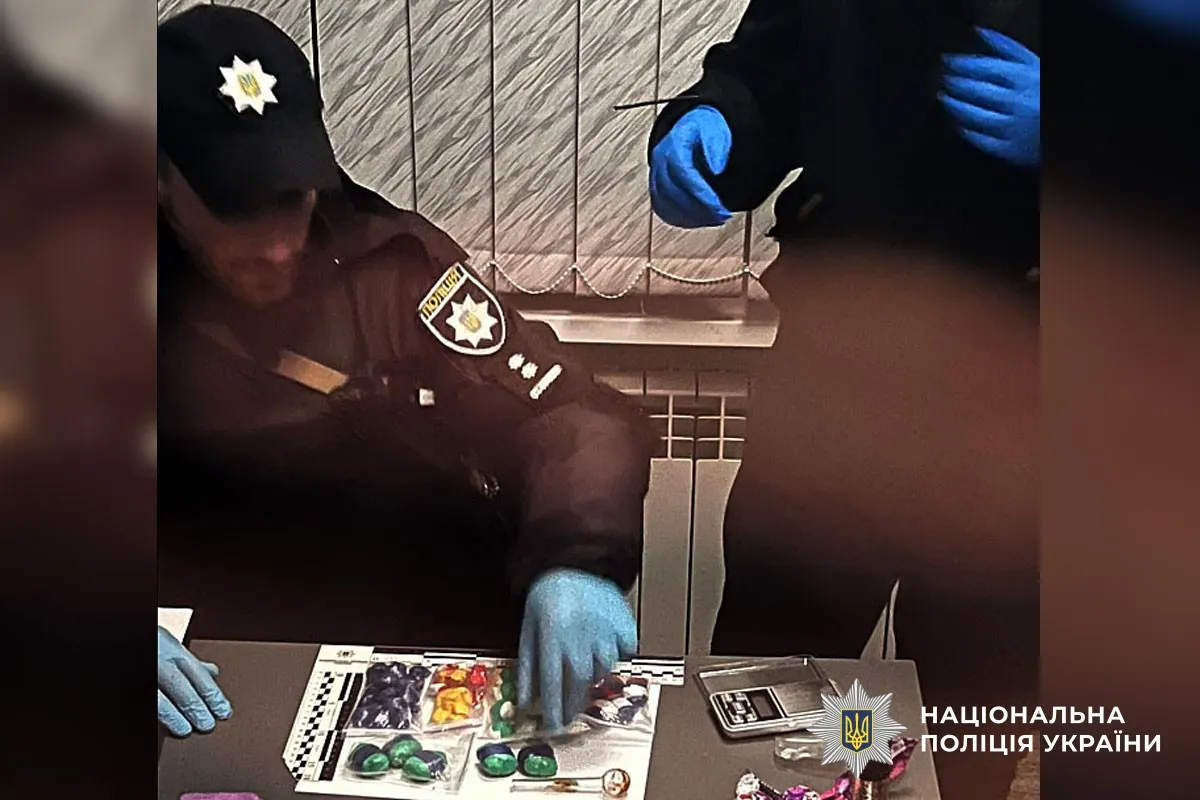 На Полтавщині затримали 24-річну жінку з майже сотнею згортків із наркотиками