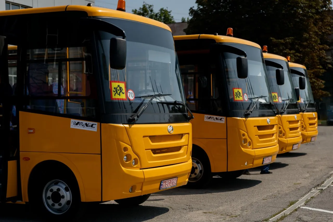 Громадам Полтавщини передали чотири шкільні автобуси
