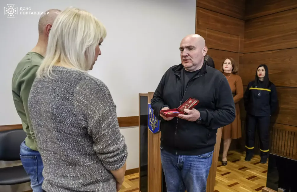 Батькам полеглого сапера з Полтавщини передали нагороду сина