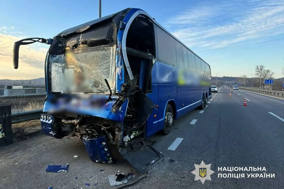 У Миргородському районі зіткнулися автобус і вантажівка