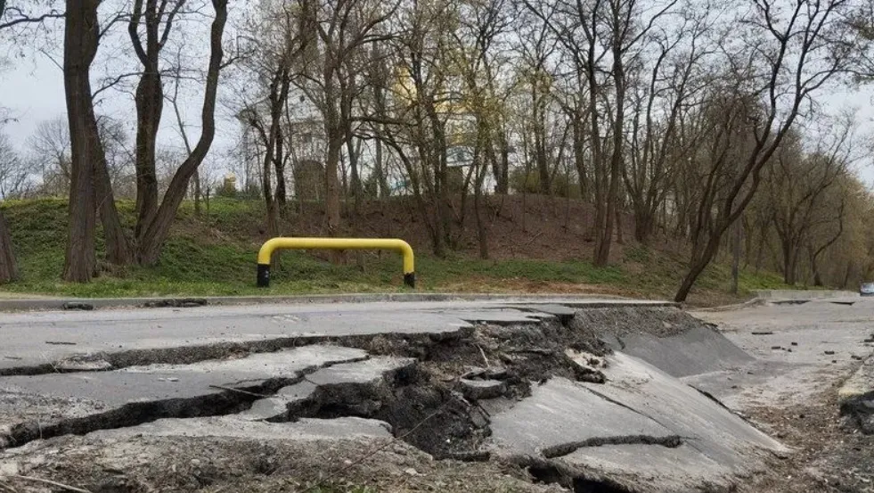 У Полтаві відновили роботи на серпантині, де стався зсув ґрунту