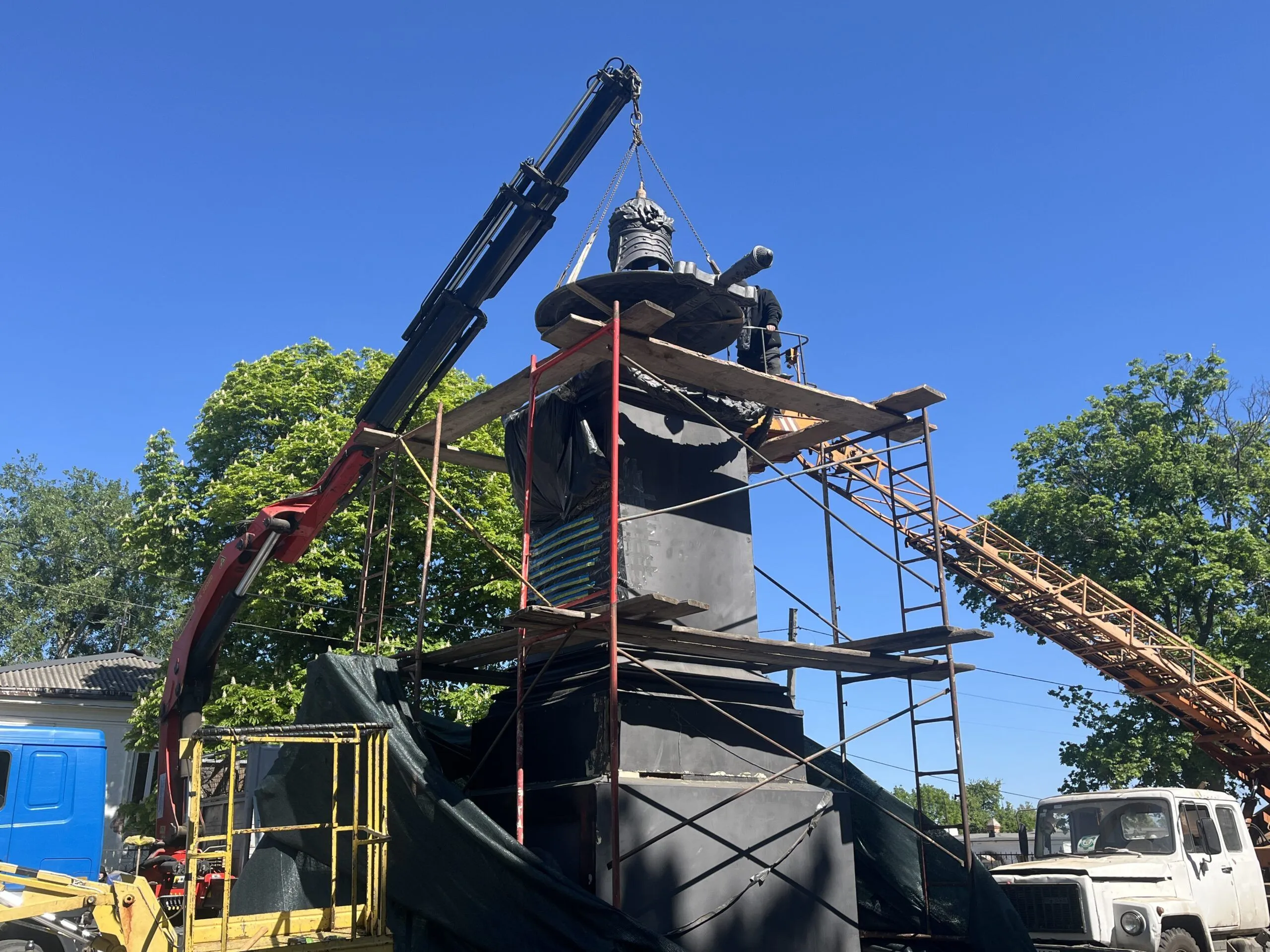 Демонтаж пам’ятника на місці відпочинку Пьотра I: з монумента зняли шолом, меч і щит (фото)