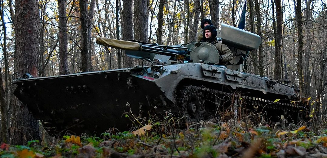 У Полтавській бригаді Нацгвардії показали, як екіпаж БМП проходить навчання (ФОТО)