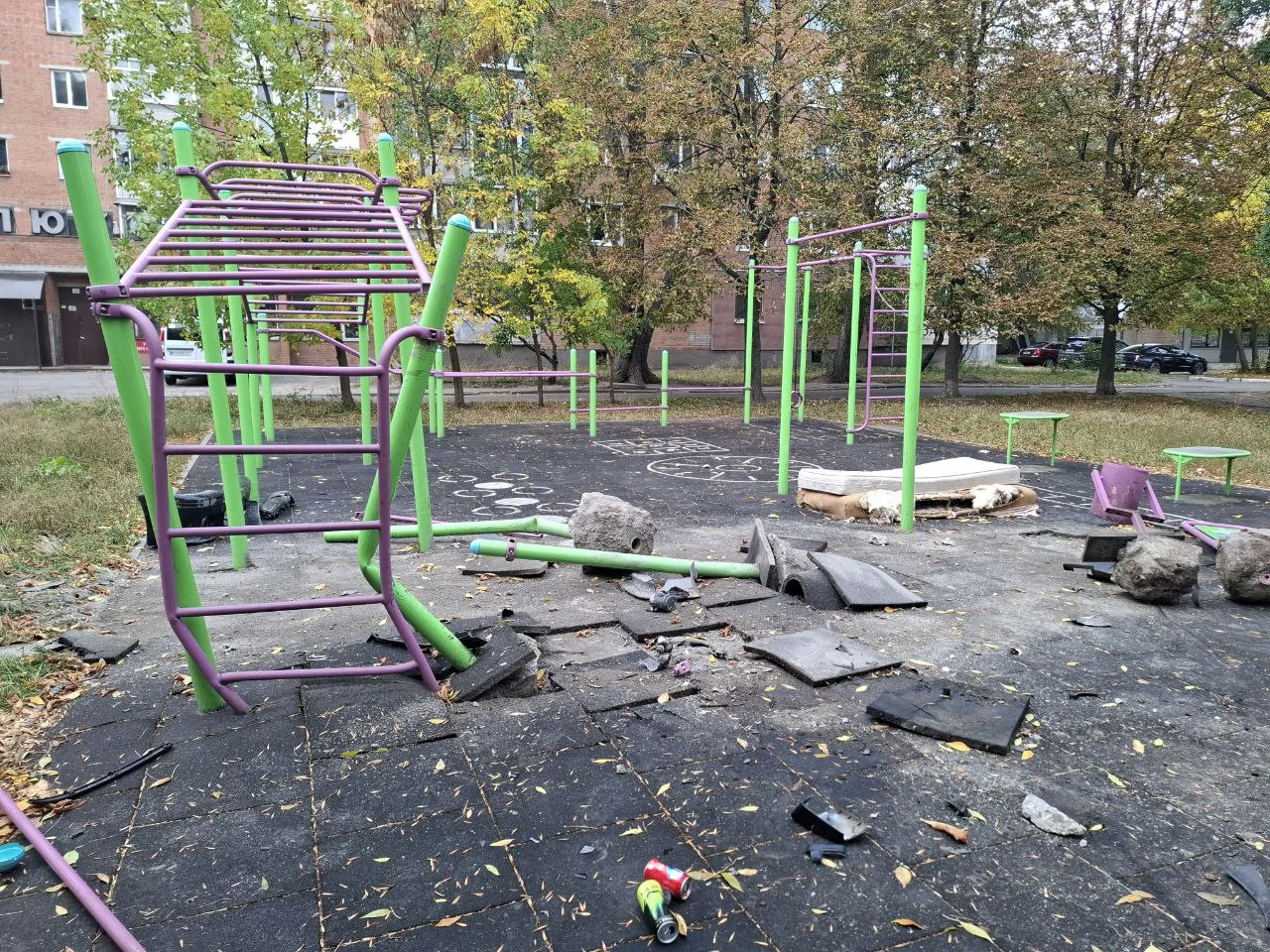 Водія, який розтрощив спортмайданчик у Полтаві, оштрафували 