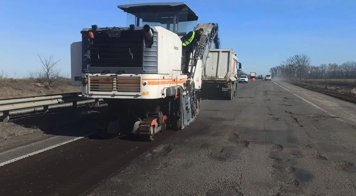 На Полтавщині ремонтують покриття на державних автошляхах