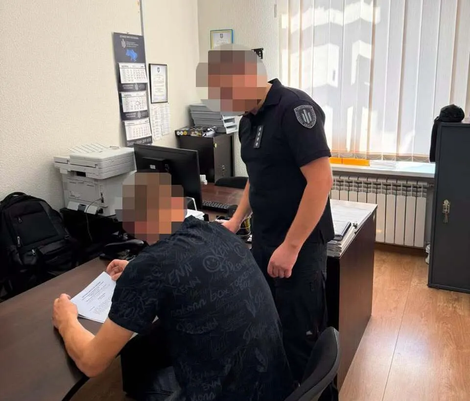 Полтавського поліціянта підозрюють у травмуванні чоловіка, якого везли до ТЦК та СП