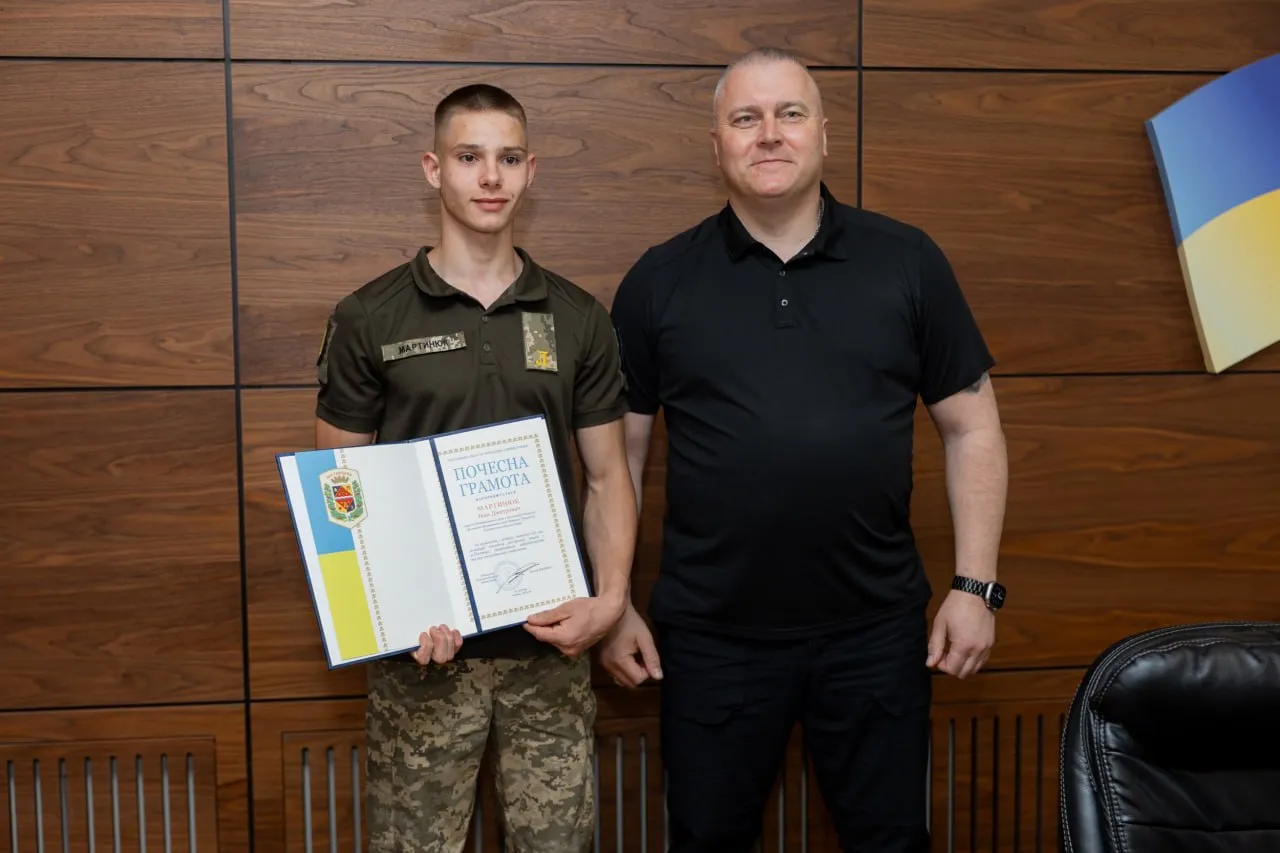 У Полтаві відзначили 17-річного юнака, який після російської атаки допомагав постраждалим містянам